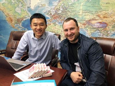 俄罗斯客户Igor先生慕名而来,现场订购订购一台镭豹360卓越型洗护一体机