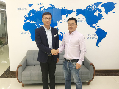 家门口的生意,浙江省杭州市萧山客户胡总来厂订购一台镭鹰X1全自动洗车机