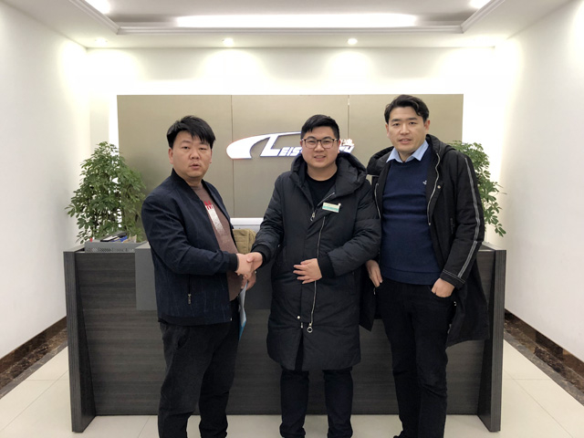 英国365集团喜迎2019新年开门红，河南省平顶山叶县张总来厂订购一台镭鹰S90风干型洗车机