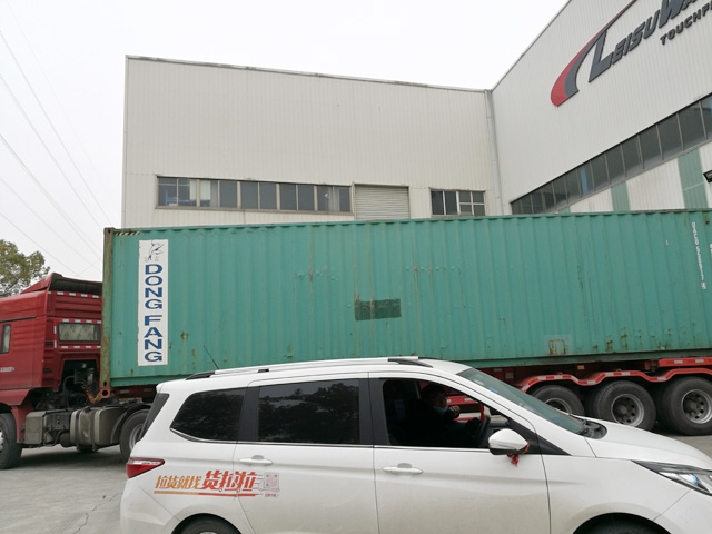 海外发货现场,两台镭豹360炫彩型洗车机发往巴西Car Wash Express公司