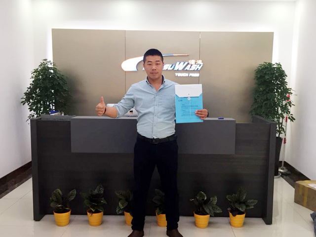 英国365集团品质赢得认可，四川省西昌市杨总来厂订购一台镭豹360炫彩型洗护一体机