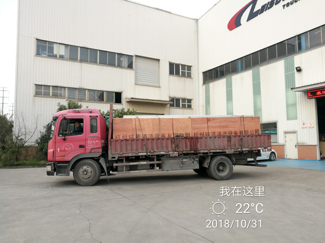 发货现场:两台镭鹰S90洗车机发往贵州省贵阳市