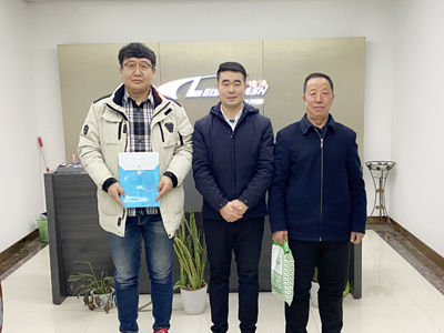 新春伊始订单持续不断,山西省大同市刘总来厂订购一台镭豹360锐意型洗车机