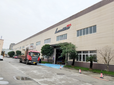 发货现场,镭翼DG仿形高压无接触洗车机发往云南省玉溪市珊瑚汽车修理有限公司