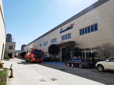 发货现场,镭翼DG仿形高压无接触洗车机发往江苏省句容市