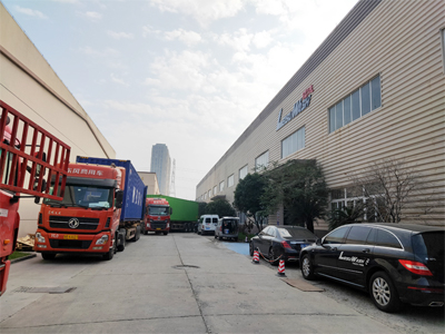 海外发货现场,镭翼DG仿形高压无接触洗车机发往伊朗大不里士