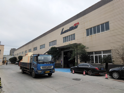 海外发货现场,镭豹360卓越型全自动洗车机发往欧洲波兰