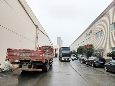 发货现场,两台镭翼SG仿形高压无接触洗车机发往广东省珠海市中国石油加油站