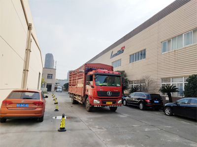 海外发货现场,镭豹360锐意型全自动洗车机发往哈萨克斯坦PHASIS LLP
