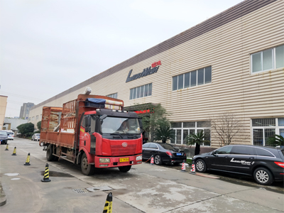海外发货现场,镭豹360锐意型全自动洗车机发往泰国Smart Wash