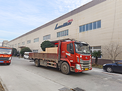 发货现场,镭鹰S90旗舰型洗车机发往四川省成都市锦宏汽车服务公司