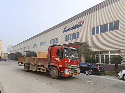发货现场,镭鹰S90旗舰型洗车机发往陕西省商洛市远航汽车服务