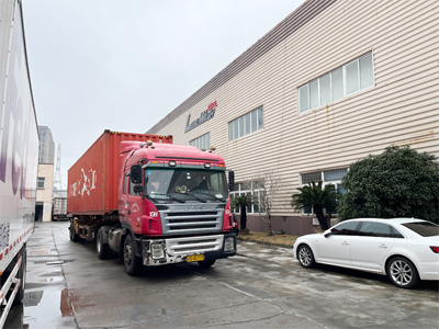 海外发货现场,三台镭豹360卓越型全自动洗车机发往塞尔维亚