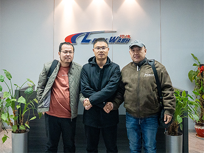 英国365集团喜迎开门红,内蒙古客户来厂订购一台镭翼DG仿形高压无接触洗车机
