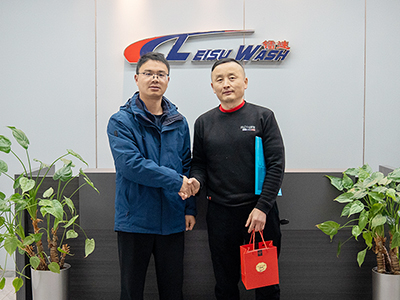 三月伊始喜讯连连,浙江省嘉兴市陈总来厂订购一台镭鹰S90旗舰型洗车机