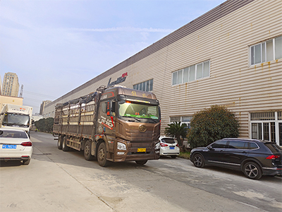 海外发货现场,两台镭豹360炫彩型全自动洗车机发往哈萨克斯坦阿斯塔纳
