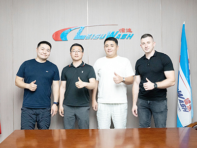 海外销售如火如荼,哈萨克斯坦客户来厂订购一台镭豹360极速型洗车机