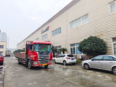 海外发货现场,LEISUWASH S90旗舰型高压无接触洗车机发往亚美尼亚