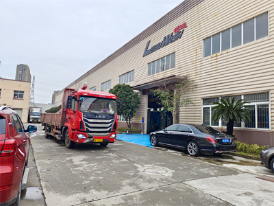 发货现场,LEISUWASH 360炫彩型无接触洗车机发往广西省崇左市