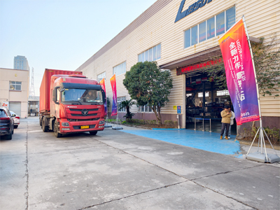 海外发货现场,两台LEISUWASH SG PLUS仿形高压无接触自动洗车机发往韩国仁川市